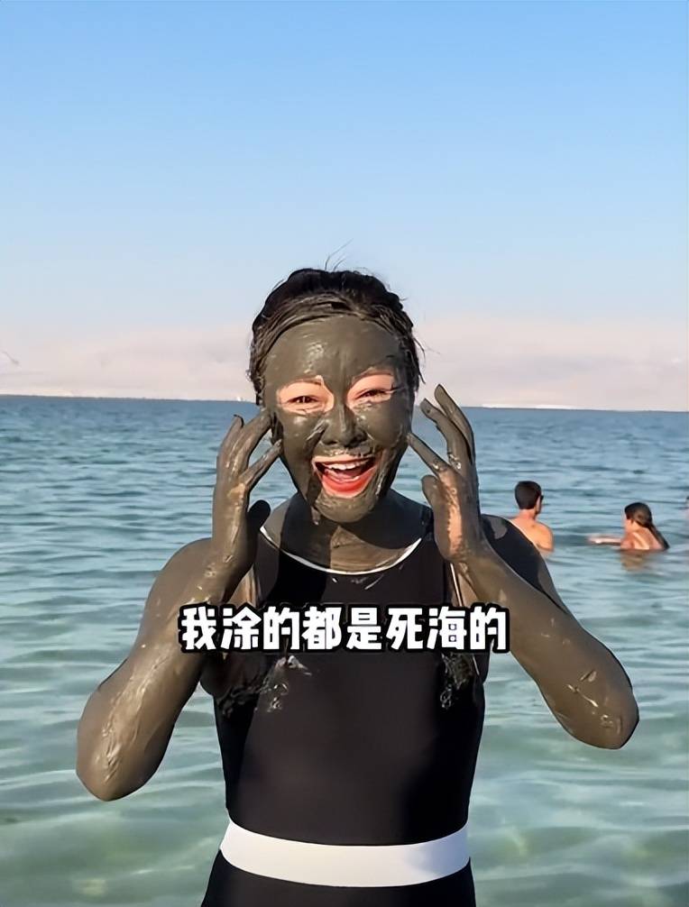 "短视频一开始,身着泳装的王小骞对于死海的喜爱之情就溢于言表.