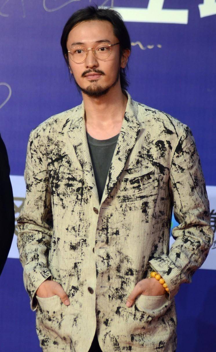 王传君 