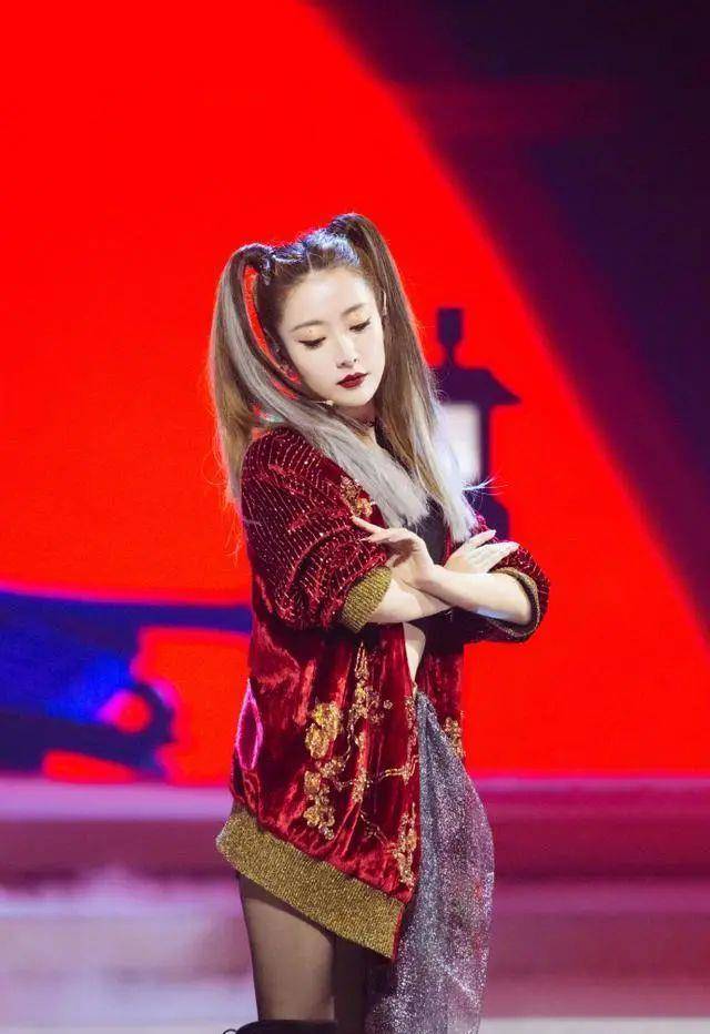 "神话三美"白冰,再现《乘风破浪的姐姐》,酒红色穿搭吸晴_运动_小动作