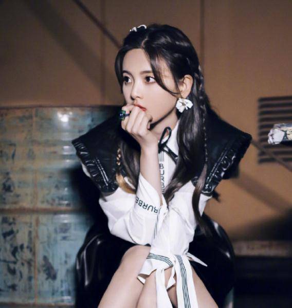 非常符合杨超越的这个年龄段,杨超越本身路线就是一个非常可爱清纯的