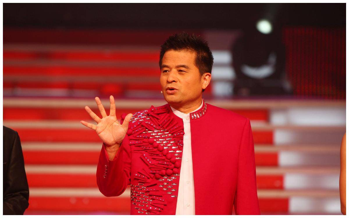 作为曾经的央视知名主持人之一,毕福剑的早年生活可以说是充满了辉煌