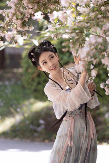 作为艺人,冯提莫一直都很努力的在提升自己的业务能力