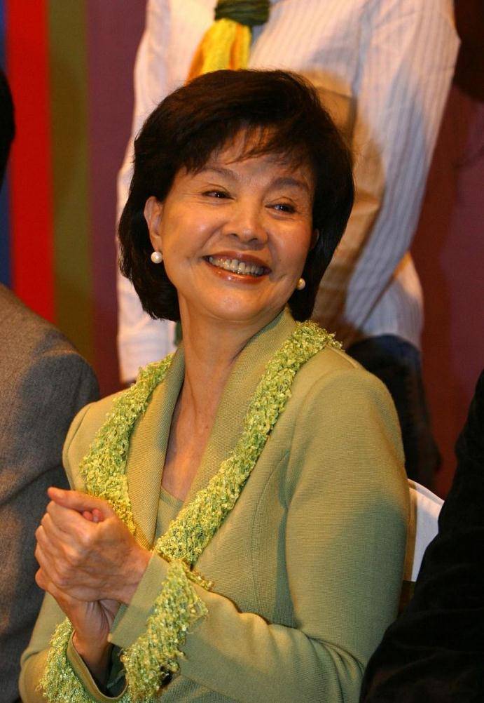 穿着丈夫送的旗袍,举办婚礼,拿下金马影后,如今78岁仍在拍戏_归亚蕾