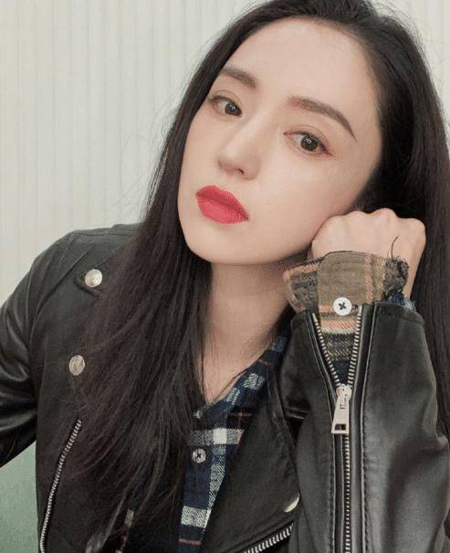 42岁董璇自拍上演烈焰红唇,浅笑迷人时尚万种,她五官妆容绝了_照片