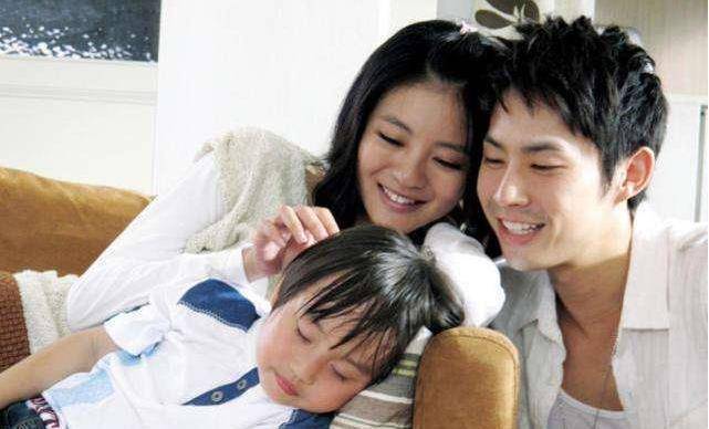 先后搭档言承旭,ella出演《就想赖着你》;搭档王心凌,贺军翔出演《爱