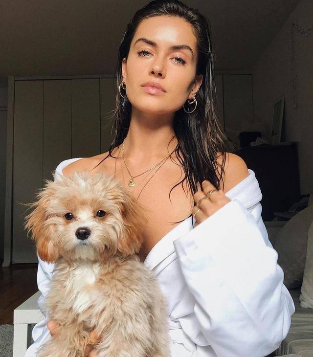 西蒙斯拿下大合同后又有收获,新女友是网红模特气质佳_詹娜_塔里亚