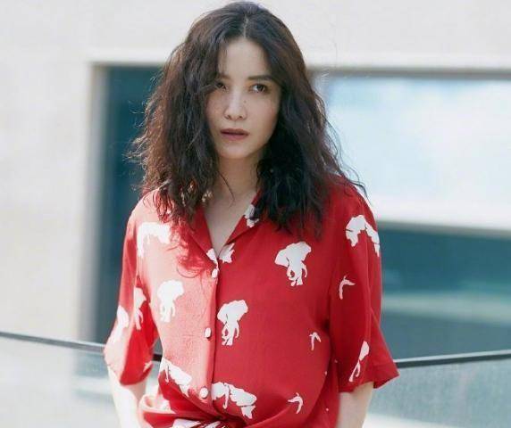 宋佳一头长长的羊卷毛发型,非常的显迷人气质,优雅又干练,中分的小