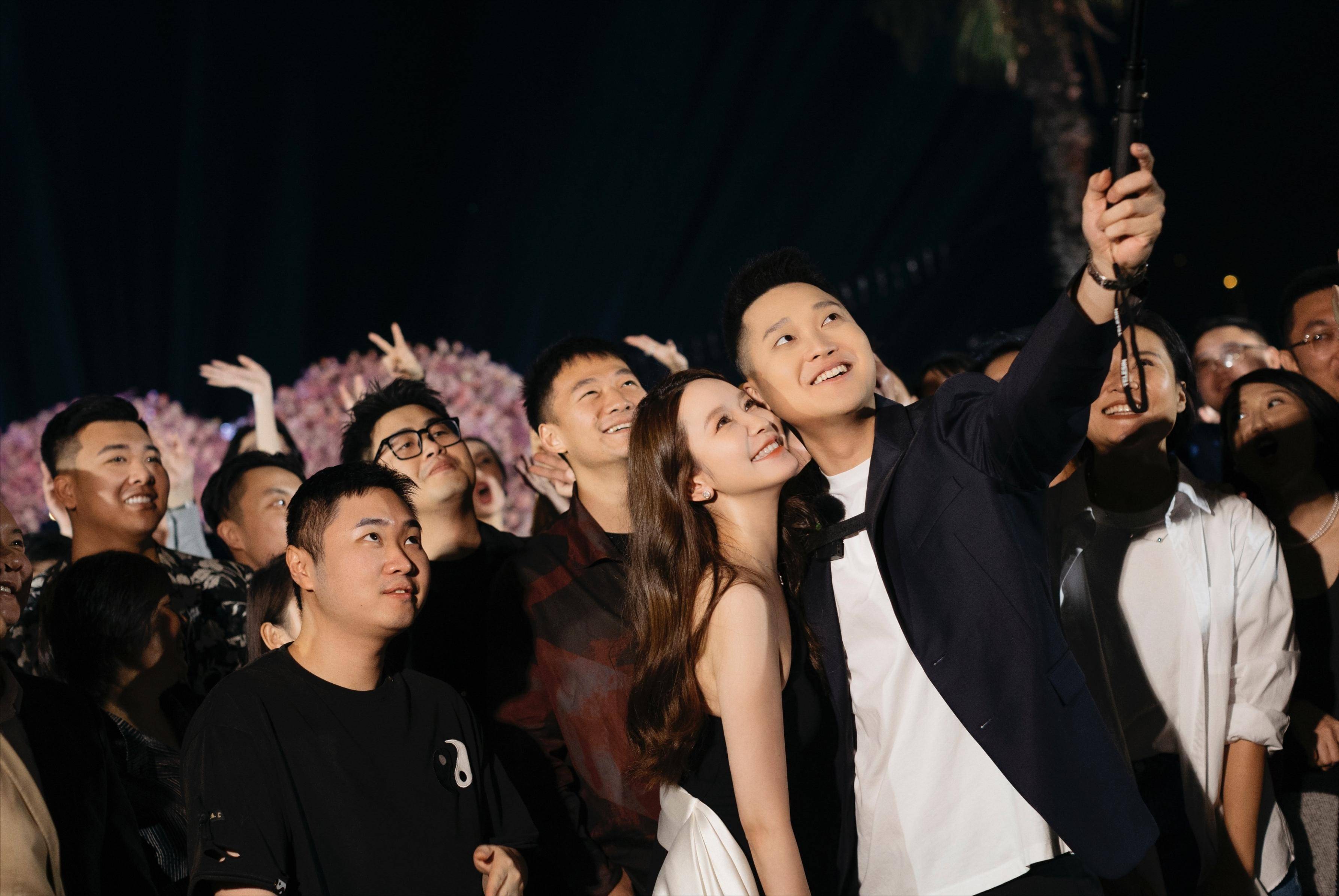 蒋凡重回阿里核心,张大奕凸小腹结婚,富二代老公开绿油油大g_视频