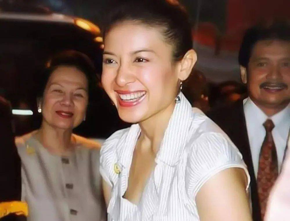 一年半以来独居德国的诗妮娜贵妃突然冒出头,她的母亲被泰王玛哈授予