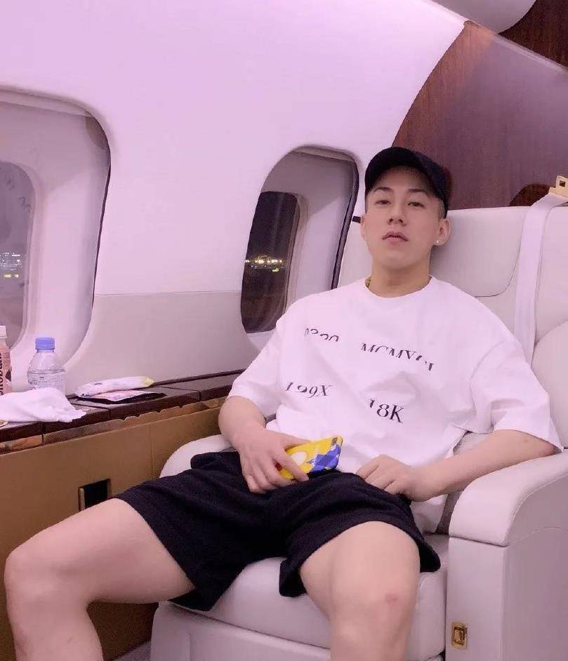 身材抗打,寸头造型加肌肉身材,连蔡依林都看呆了_卡斯柏_腹肌_一大