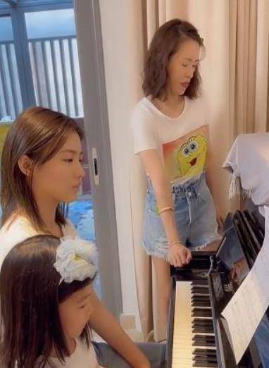 在庆祝张子仪生日的时候,汪曼熙和妹妹醒来,为母亲演奏了一段《天空之