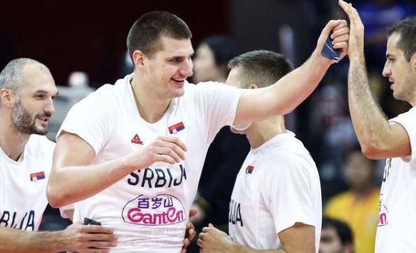 原创:约基奇无衣上身狂欢曝光:继续庆祝赛马夺冠 尽情唱k露出小肚腩