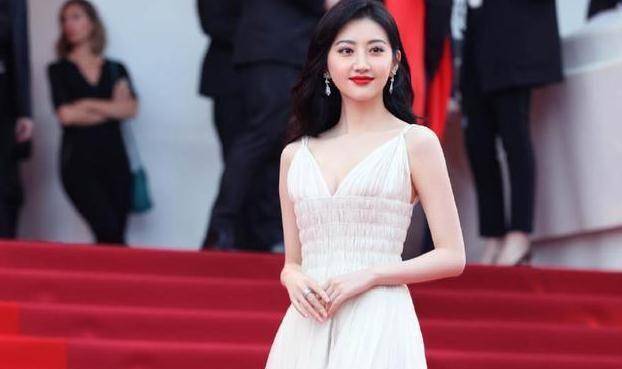 戛纳红毯亮相独占c位,所有的摄影师只盯着她拍_章子怡_关晓彤_时候