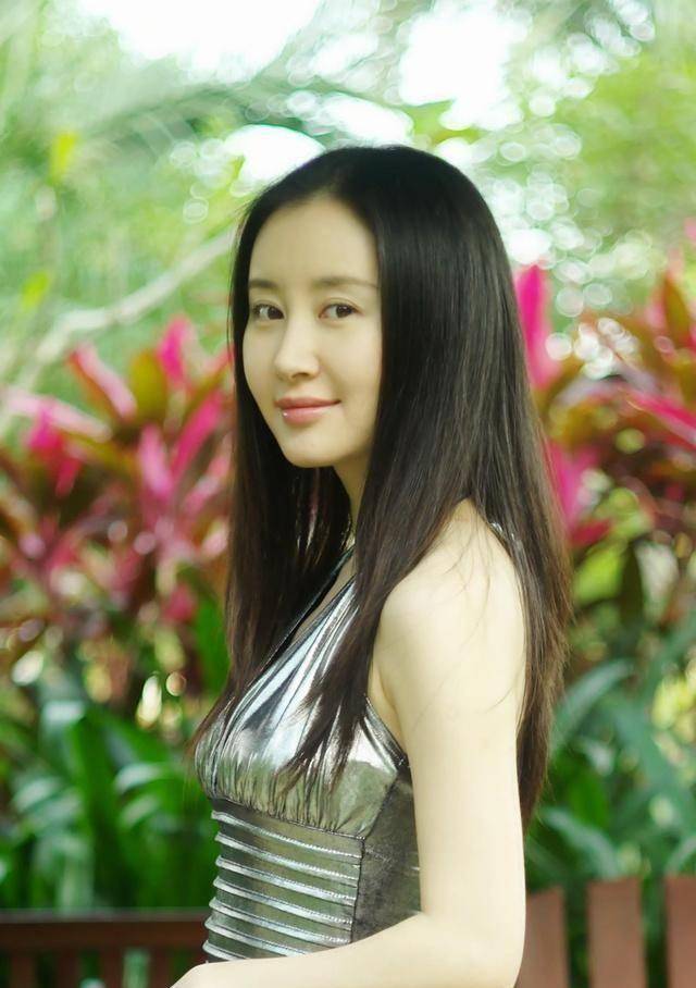 舒畅穿白色旗袍走姿妖艳,网友却注意到一墙玩具高达6位数_工作_大量的