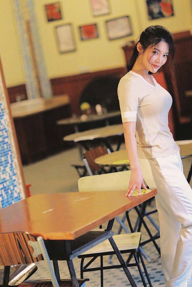 盘点娱乐圈的魔鬼身材,天鹅颈气球胸大长腿,黄金腰臀比例颇养眼