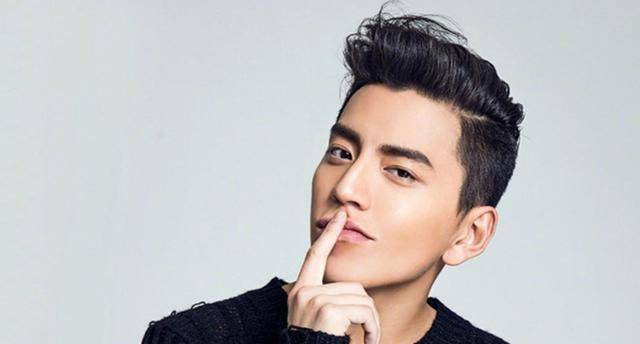 王大陆节目玩游戏被嘲,脸贴脸抱李沁失分寸,手放的位置更尴尬_网友