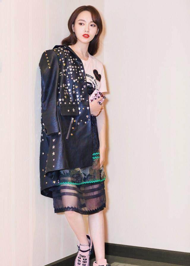 唐嫣皮衣外套配半裙,这穿搭,就是美,今年开春流行这样穿_时尚_安利_皮
