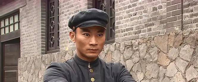 他在水浒里不红,在三国也不红,但是骑着单车飞过火车的那一幕最经典