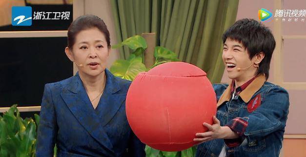 华晨宇和关晓彤在游戏中暴露了涵养网友:怀念欧阳娜娜_倪萍_气球