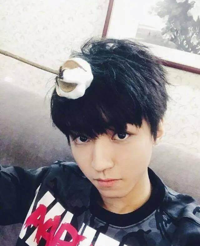 王俊凯手拿鲜花表白,网友:小凯同学越来越浪漫了_自拍_大佬_风格