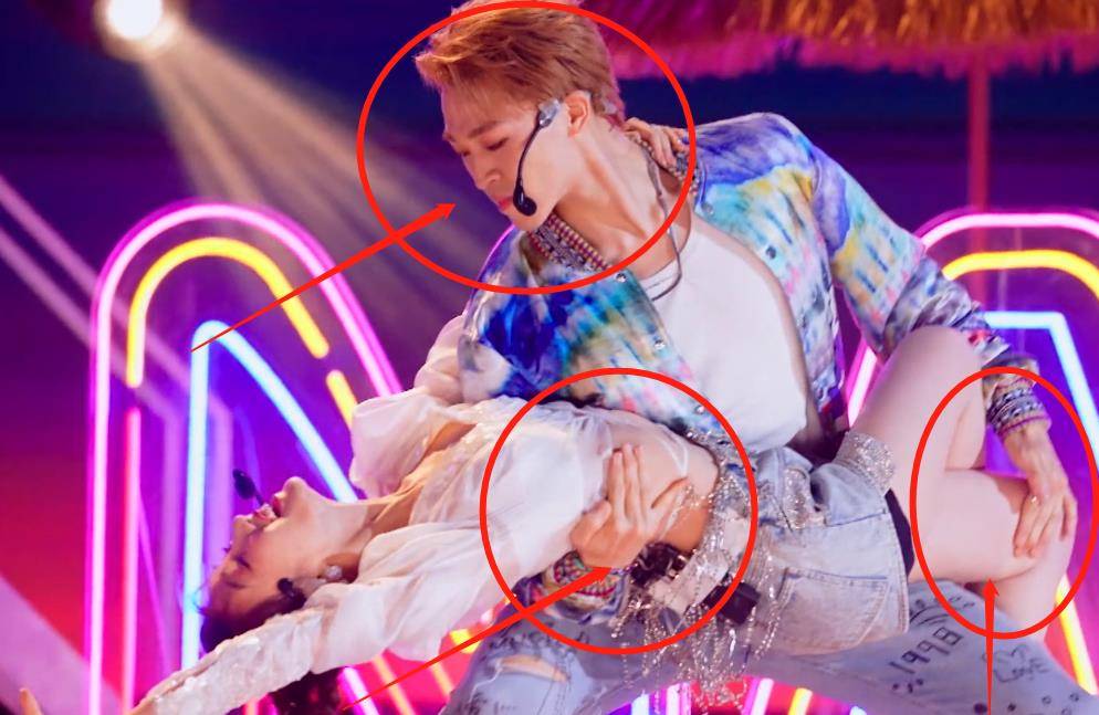 赞多公主抱毛晓彤,截图放大看清他的手部姿势,暴露真实人品_节目_搭档