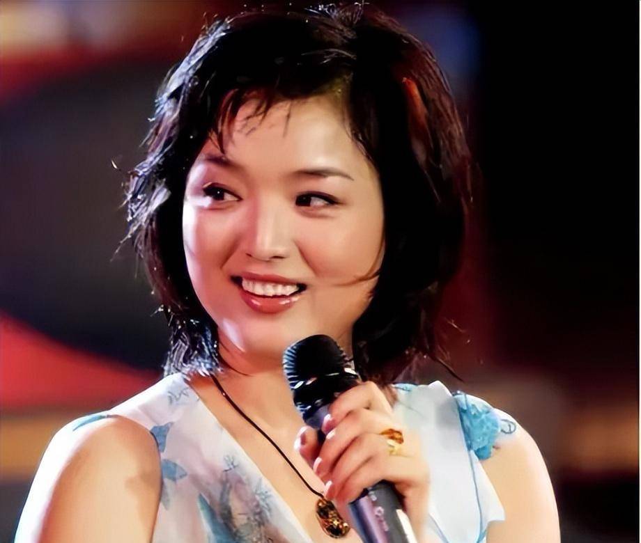 他遇到了一个美丽的女人,那个女人就是白雪,杨坤在见到白雪的第一眼