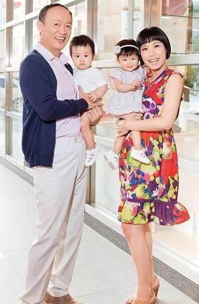 老戏骨金士杰,曾不婚主义今娶小25娇妻生龙凤胎,一家四口惹人羡_爱情