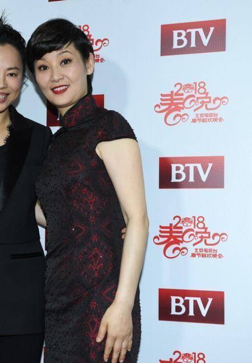 五十多岁的徐帆女人味十足,穿旗袍秀出婀娜身姿,气质可真好_身材_款式