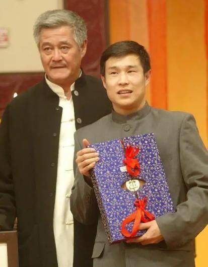 小沈阳的工作越来越忙碌,受到各种各样的邀约,不过听从赵本山安排