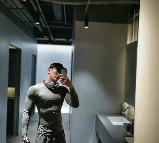 杜江21天魔鬼训练瘦身到71公斤,引起很多人佩服_健身_体式_保持身材