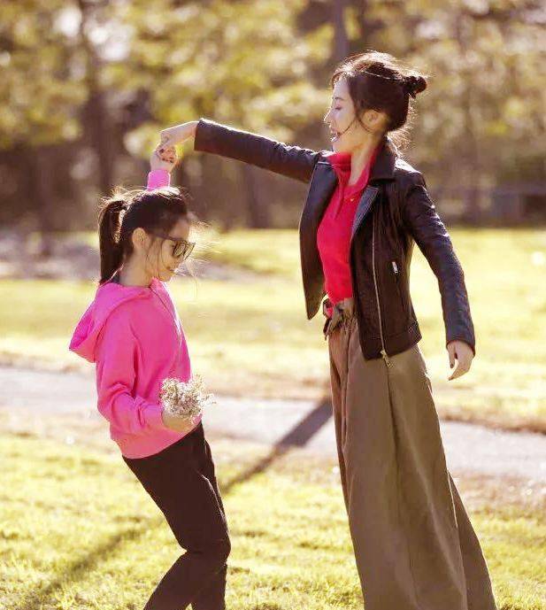 46岁刘敏涛和女儿拍亲子照,13岁常玉米圆脸婴儿肥,颜值不输妈妈_事业