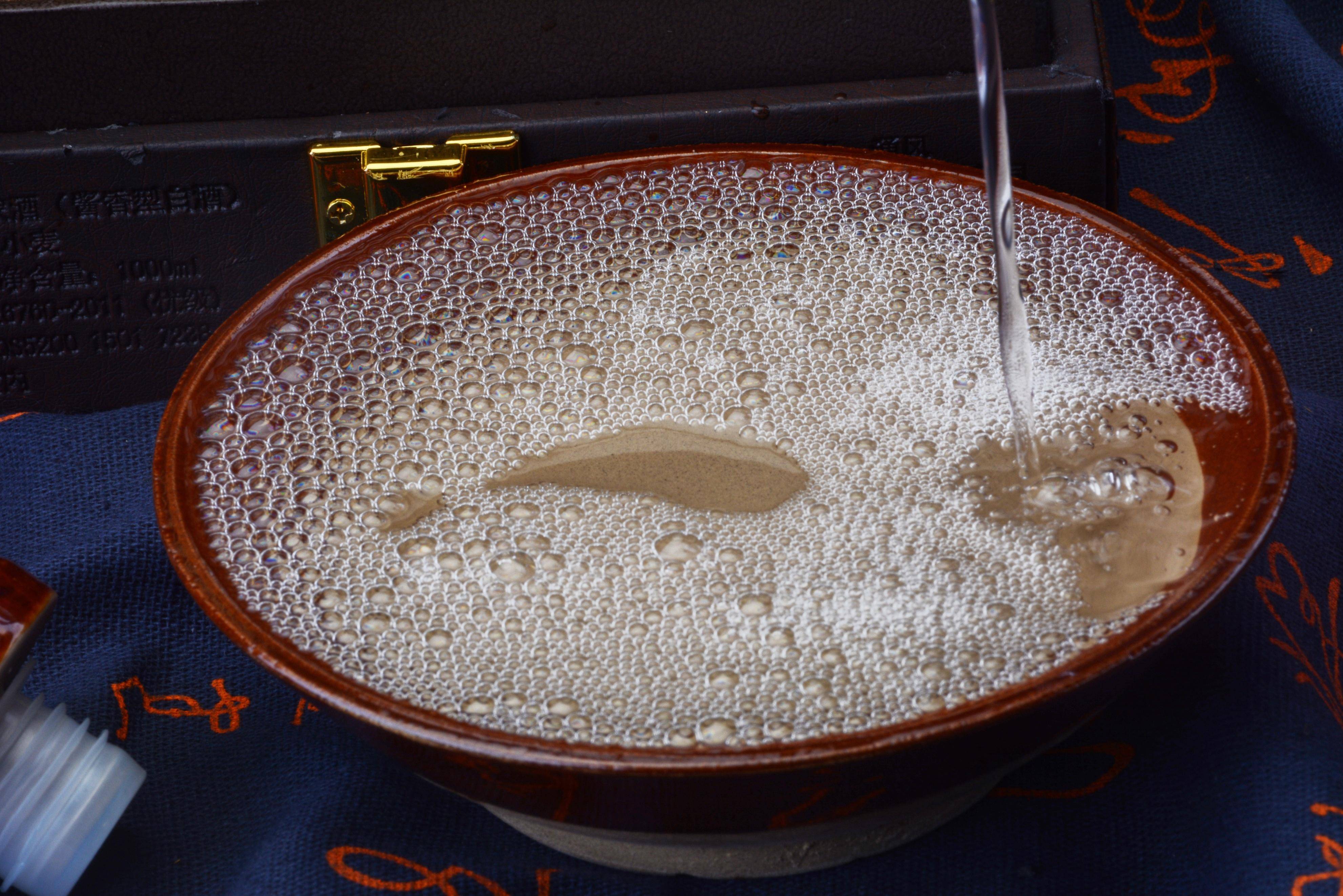 酱酒中细微的"咸味"能促进味觉,使人更充分地品味