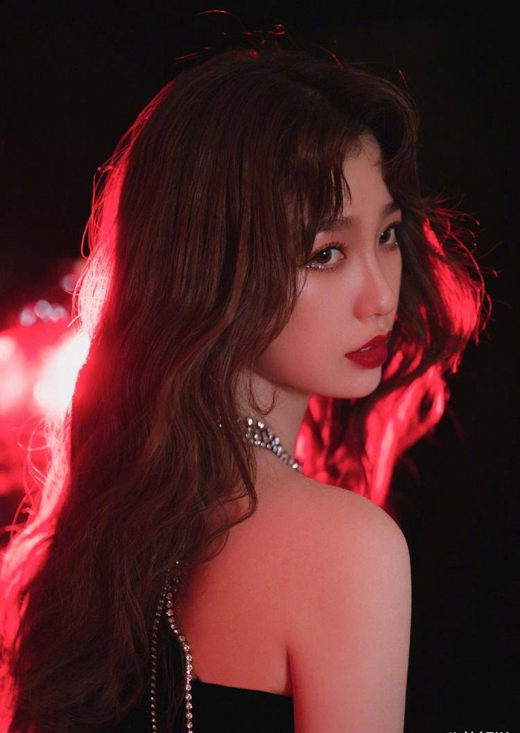 虽然说虞书欣在参加女团选秀节目之前就已经是一位艺人演员了,但是那