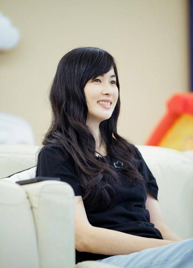 吴尊老婆首次露面,吴尊发博晒与林丽吟16岁合照,搭胳膊姿势好评_全貌