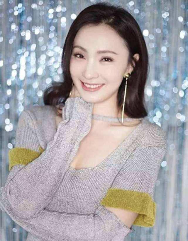 在《小欢喜》这部影视剧中,陶虹扮演"英子妈"宋倩,作为一