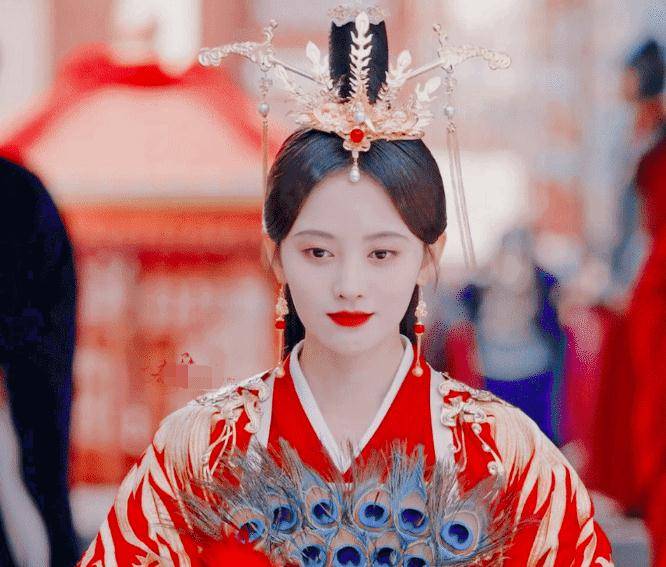 鞠婧祎《花戒》婚服路透,妆容精致大方,配饰被嘲廉价影楼风_造型_齐