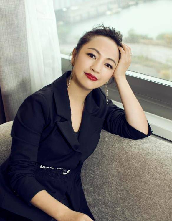 "华谊老板娘"罗海琼:独特的穿衣风格,挑战主流审美_连衣裙_白色_黑色