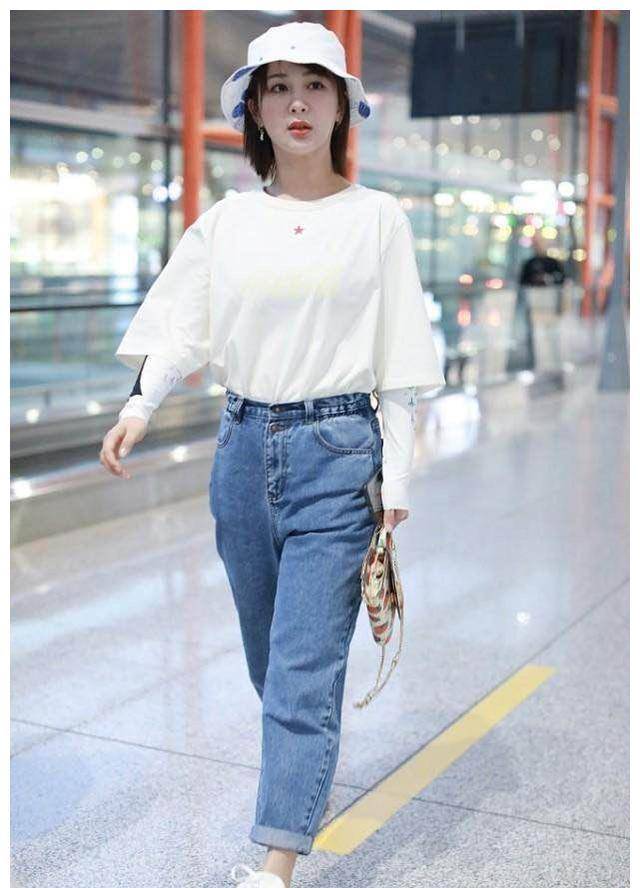 下半身杨紫用宽松牛仔裤来搭配