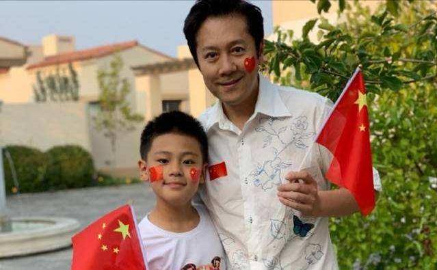 蔡国庆虽然是个大明星,但是想通过和宇航员的合影激发孩子的太空梦