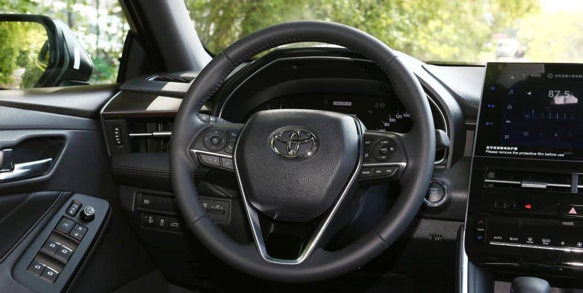 原创:真皮方向盘竟然是亮点?亚洲龙臻选版真那么不堪?