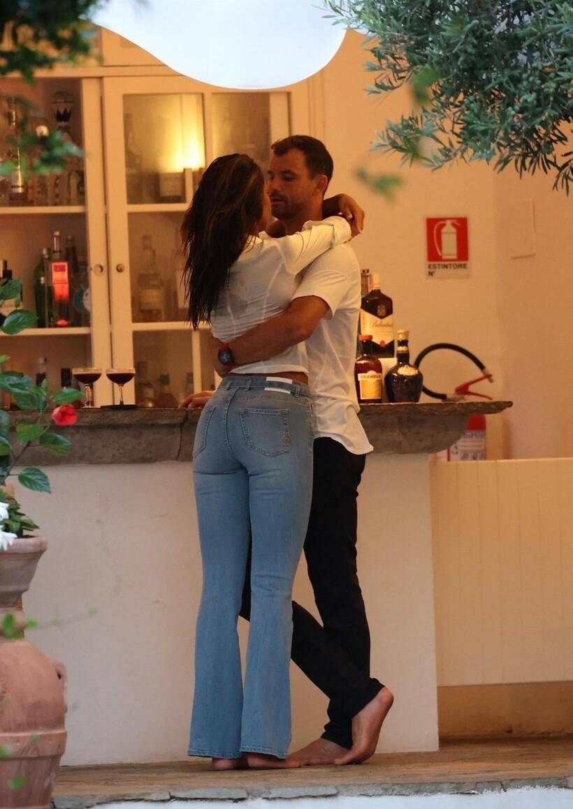 马达丽娜·迪安娜·格内亚和男友现身马拉蒂亚度假_搜狐网, image size:820x1159