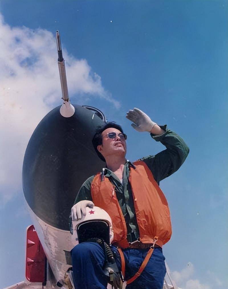 王伟牺牲已经21年,如今他的儿子继承81192编号,让无数网友感动_飞行员