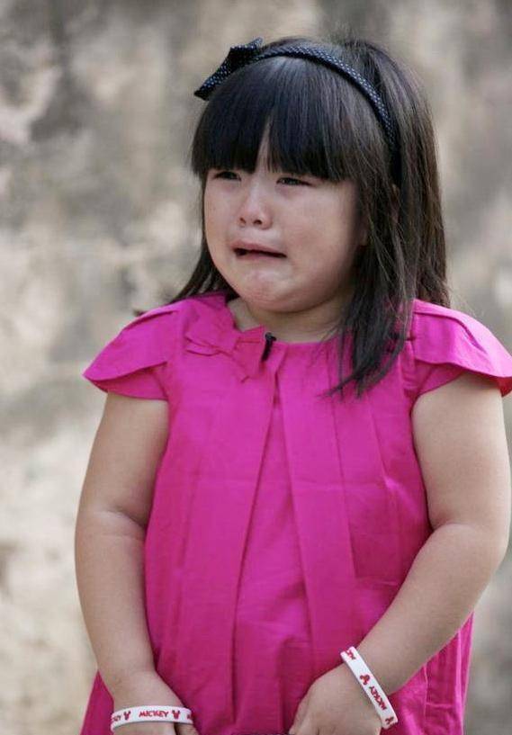 王诗龄开工现身,肉嘟嘟小圆脸配哪吒头,越来越像李湘啦_质疑_angela