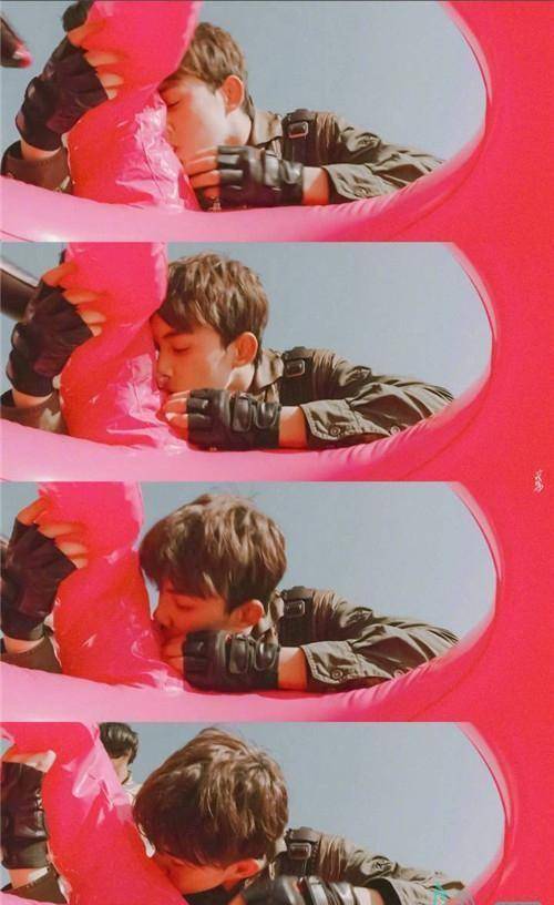 首先就是小迷妹们都知道的火烈鸟游泳圈,其次就是三石弟弟手里的鸡腿