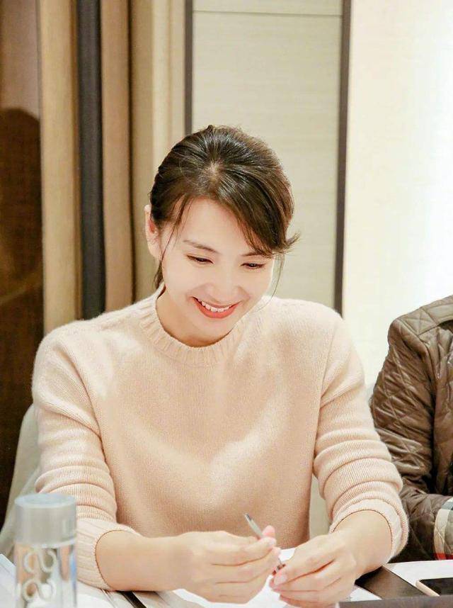 48岁王艳分享跳舞视频,意外曝光豪宅花园,网友感叹:难怪隐退了_明星