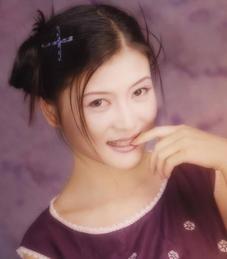 15岁唱《妈妈的吻》爆红,隐退后经商惨败的朱晓琳,如今怎么样?