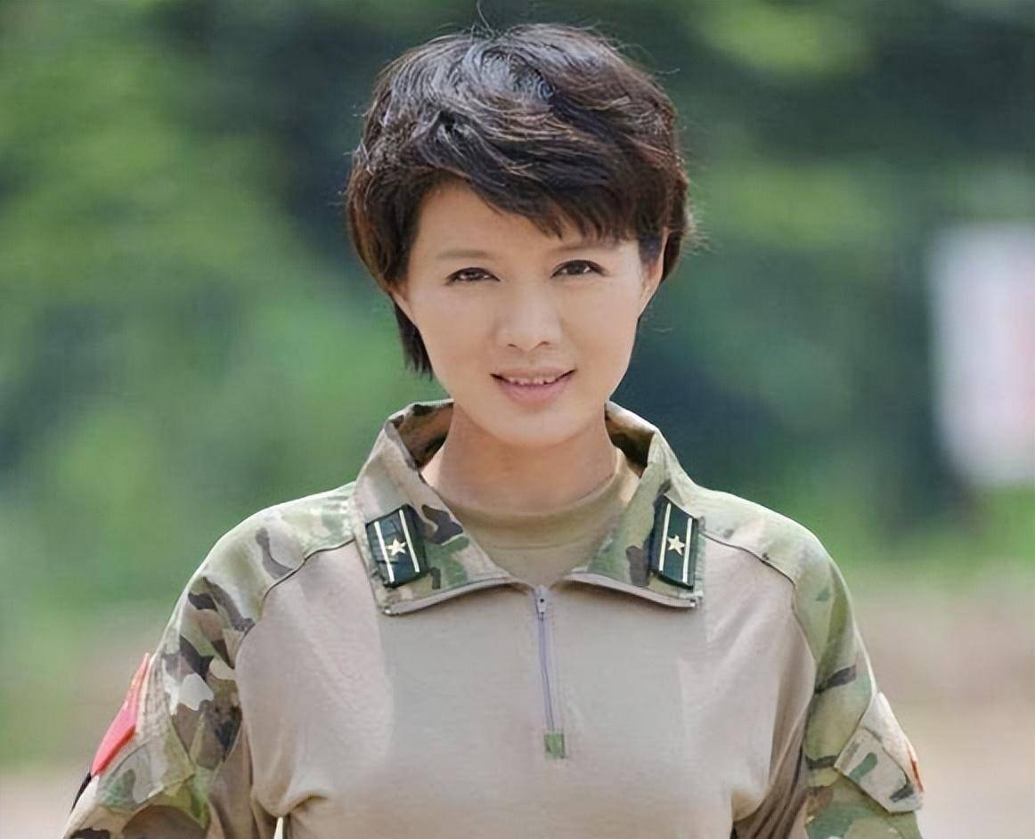 花21年捧红丈夫却被不忠诚,45岁独自带娃的"火凤凰"程愫如今怎样_傅