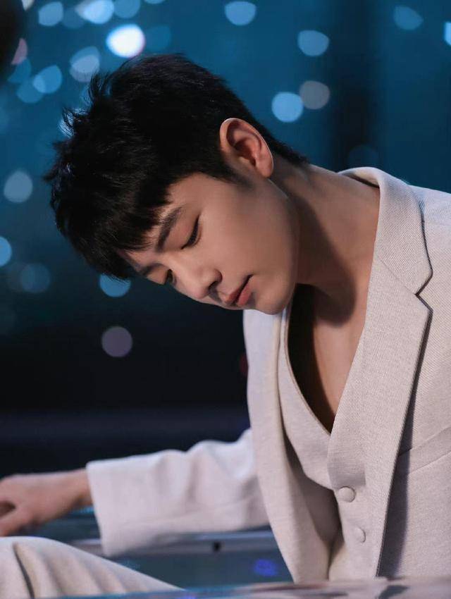 肖战与许晴笑容满面切蛋糕,精彩的表演获得多家官媒报道!