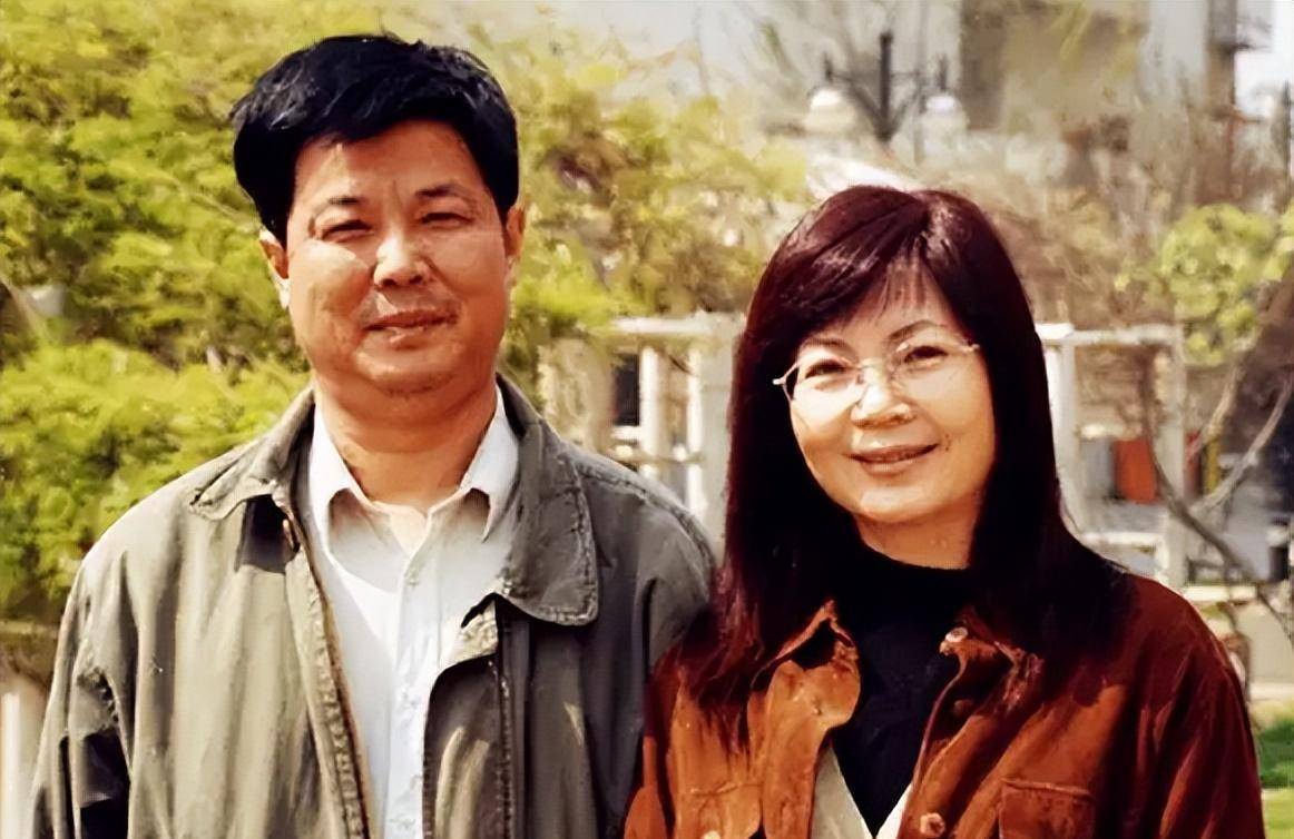 雷蕾:32岁走红,与公婆同住11年,在地下室写出《渴望》