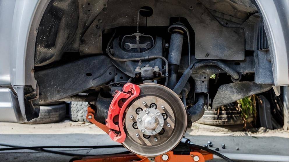 盘式制动器可以通过设计和调整刹车系统的结构和液压系统的工作特性